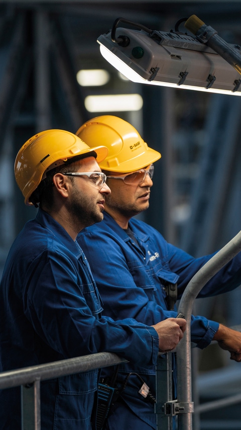 Die neue Acetylen-Anlage, die die fast 60-jährige alte Anlage am Verbundstandort Ludwigshafen ersetzt, kann jährlich 90.000 Tonnen der vielseitigen Chemikalie produzieren. Etwa 20 Betriebe am Standort Ludwigshafen nutzen Acetylen als vielseitig einsetzbaren chemischen Baustein und Ausgangsstoff für viele Produkte des täglichen Lebens. BASF-Kunden produzieren daraus Arzneimittel, Kunststoffe, Lösemittel, Elektrochemikalien sowie hochelastische Textilfasern zum Beispiel für die Automobil-, Pharma-, Bau-, Konsumgüter- und Textilindustrie. Die Einbindung der Anlage in das Verbundkonzept der BASF bietet die Vorteile einer effizienten Ressourcennutzung, exzellenter Produktionssynergien und kurzer Lieferwege. Damit baut die BASF die Wettbewerbsfähigkeit des Standorts Ludwigshafen langfristig weiter aus.Die Anlagenfahrer Hürriyet Kart (rechts) und Mevlüt Altuntas (links) bei einem Sicherheitsrundgang in der Acetylen-Anlage.